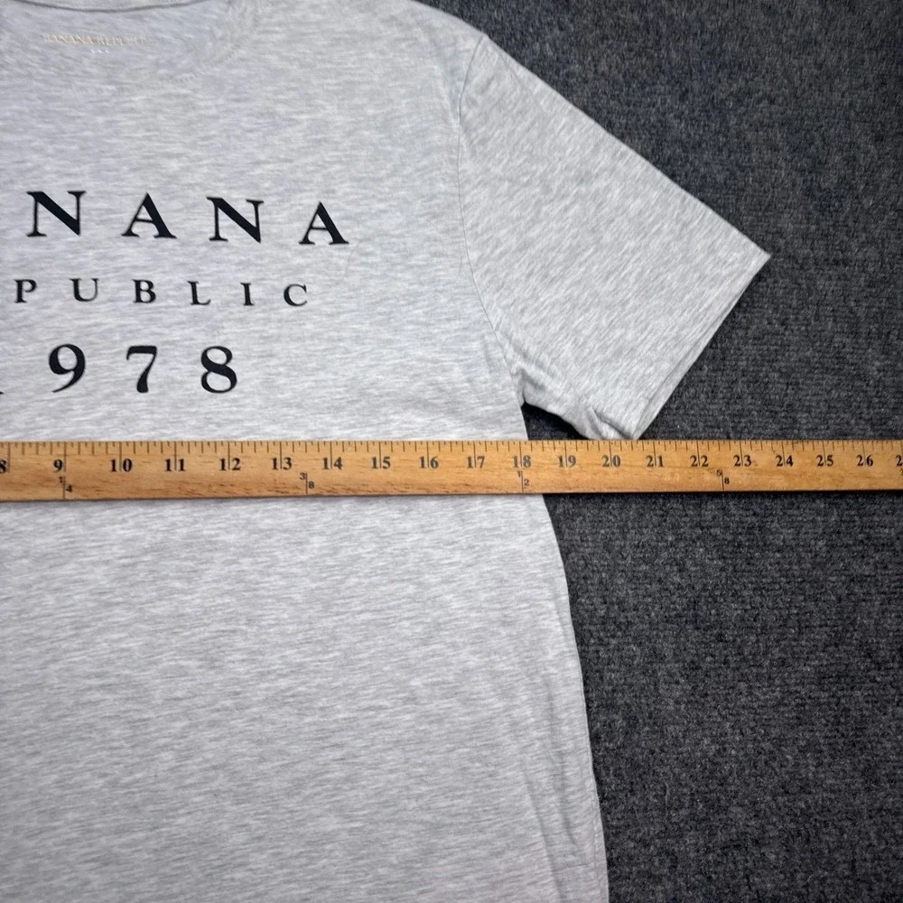 Banana Republic T Shirt Mens Size Medium Light Gray Premium Wash Crew‎ Tee